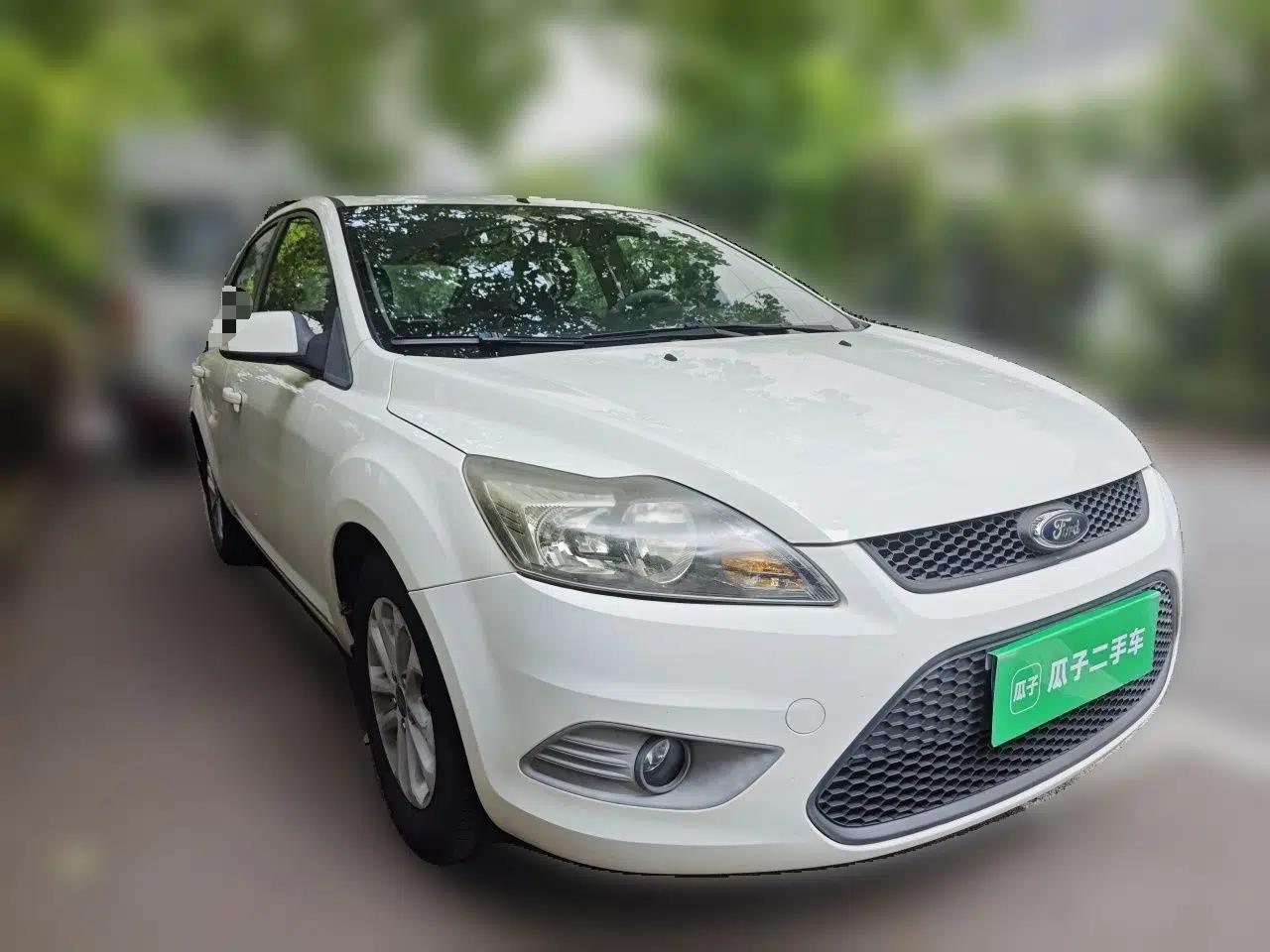 Ford Focus 2013 Hatchback Classic 1.8L Automatic Base Model — миниатюра 3