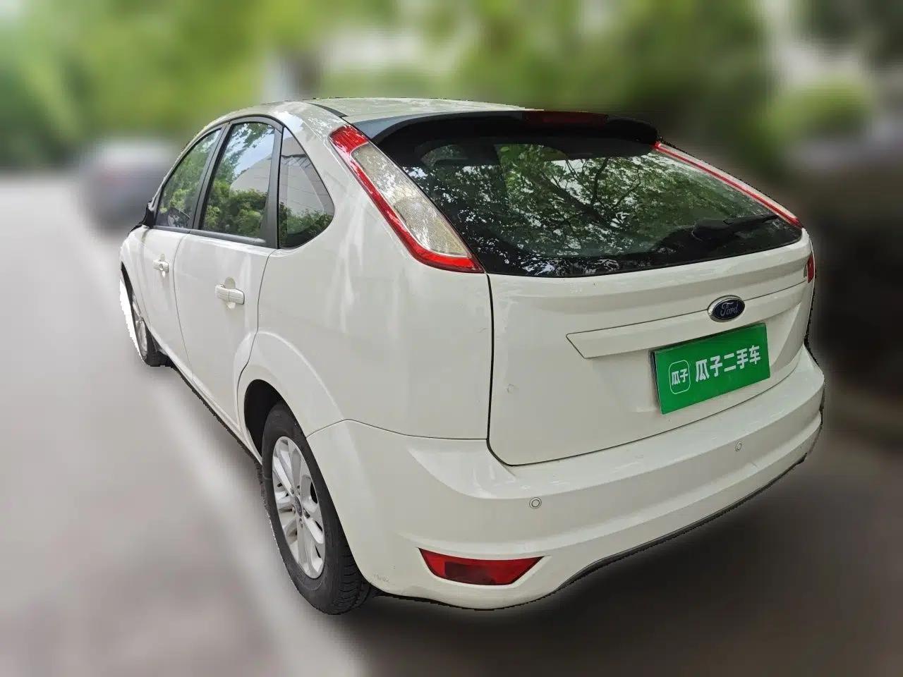 Ford Focus 2013 Hatchback Classic 1.8L Automatic Base Model — миниатюра 4