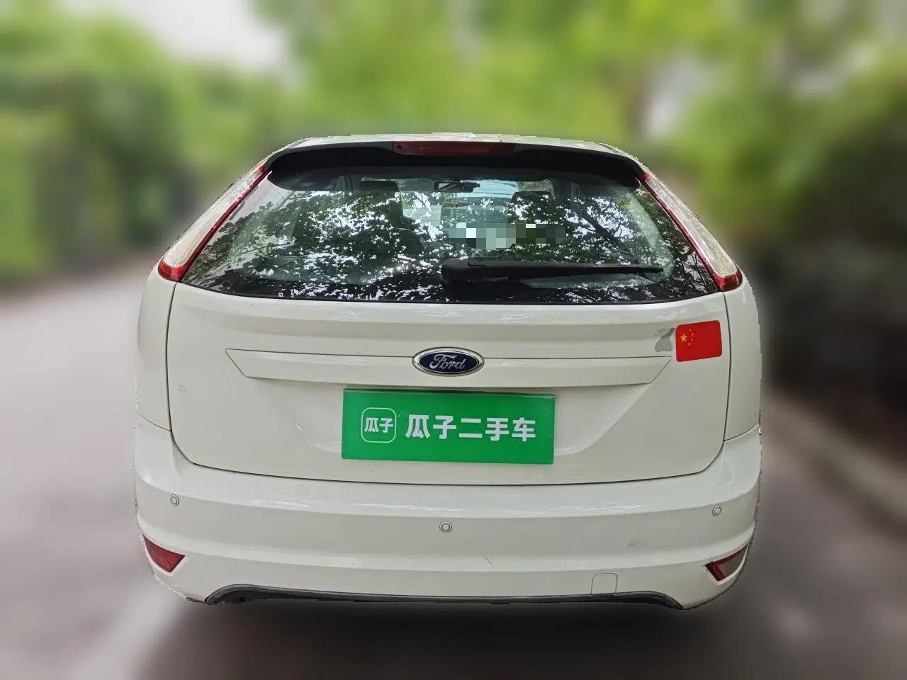Ford Focus 2013 Hatchback Classic 1.8L Automatic Base Model — миниатюра 5