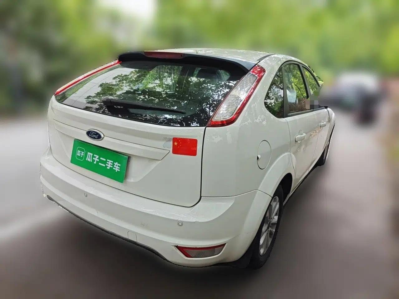 Ford Focus 2013 Hatchback Classic 1.8L Automatic Base Model — миниатюра 6