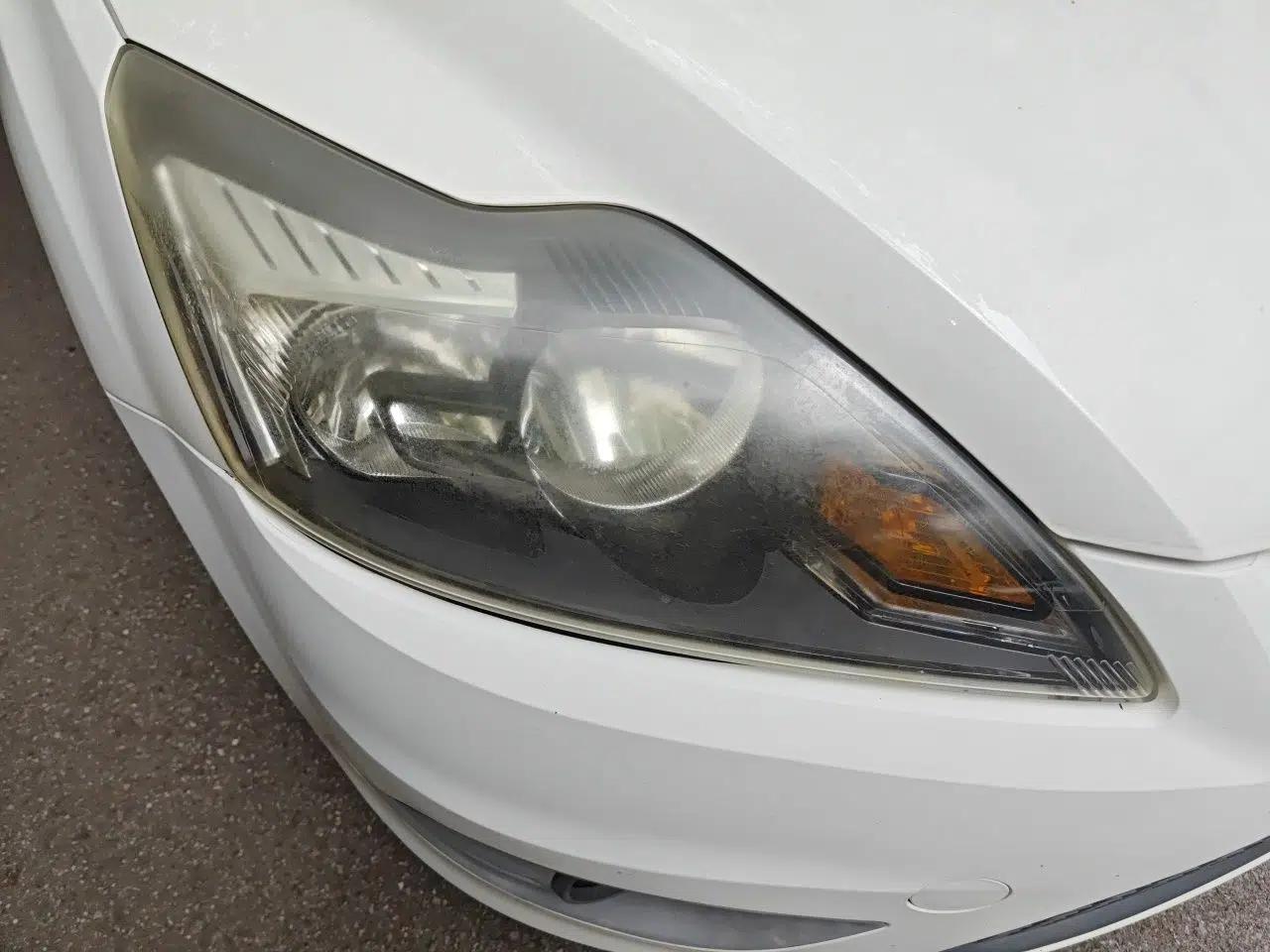 Ford Focus 2013 Hatchback Classic 1.8L Automatic Base Model — миниатюра 7