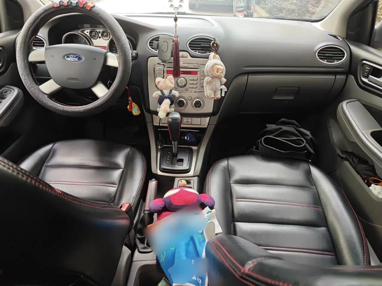Ford Focus 2013 Hatchback Classic 1.8L Automatic Base Model — миниатюра 9