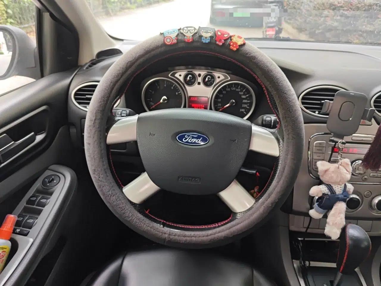 Ford Focus 2013 Hatchback Classic 1.8L Automatic Base Model — миниатюра 10
