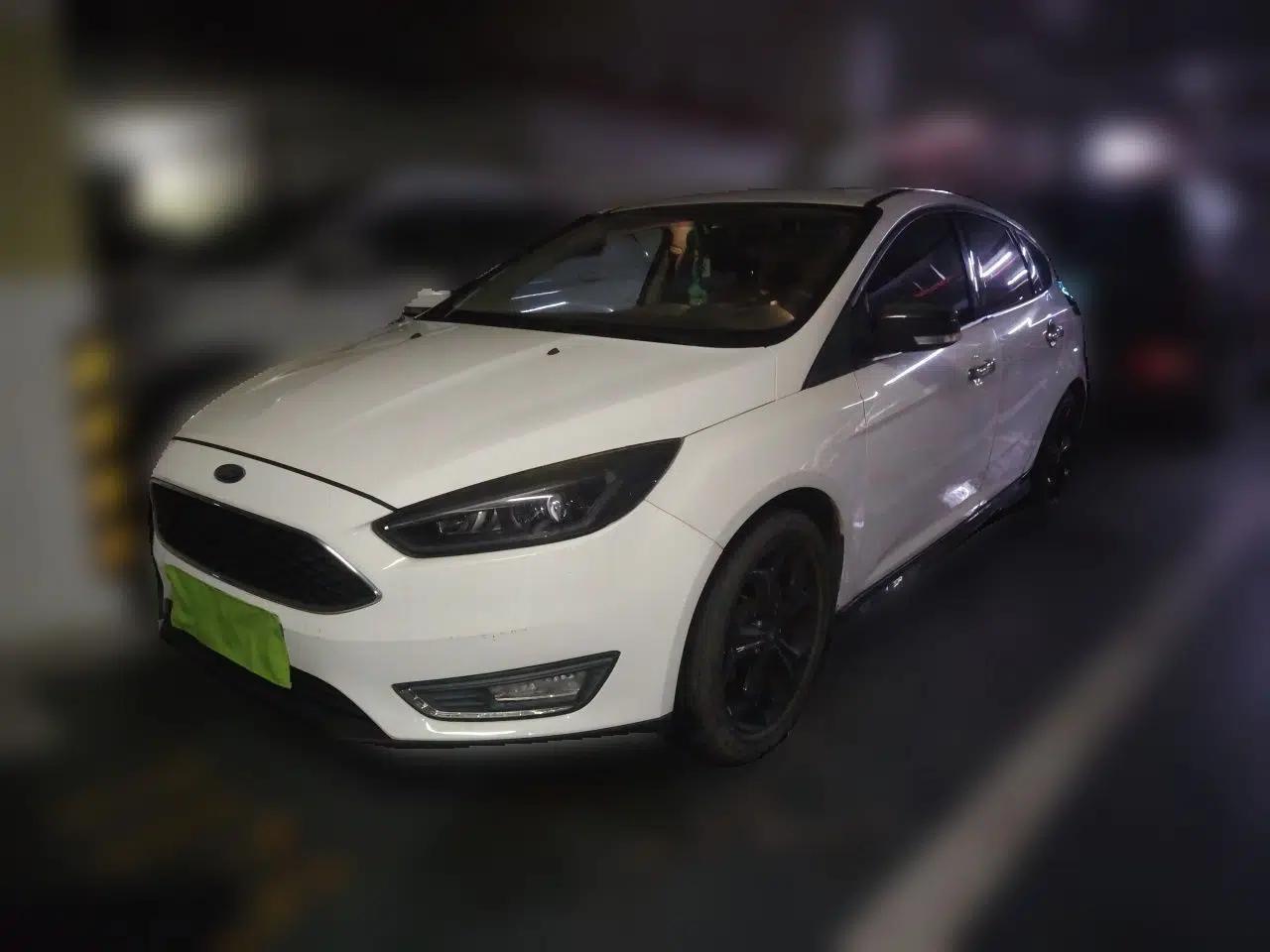 Ford Focus 2015 Hatchback 1.6L Manual Fashion Edition — миниатюра 1