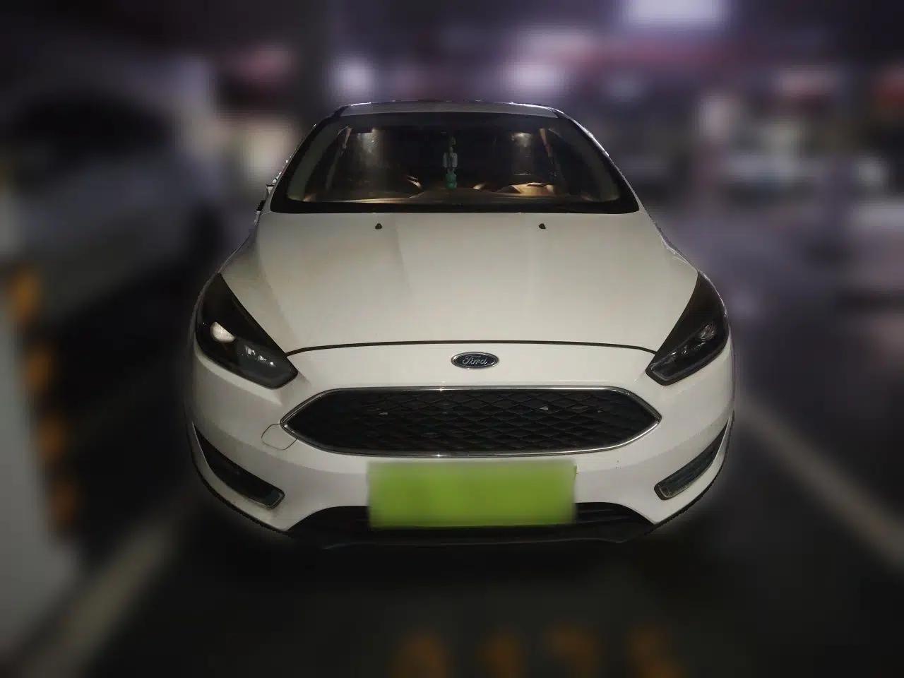 Ford Focus 2015 Hatchback 1.6L Manual Fashion Edition — миниатюра 2