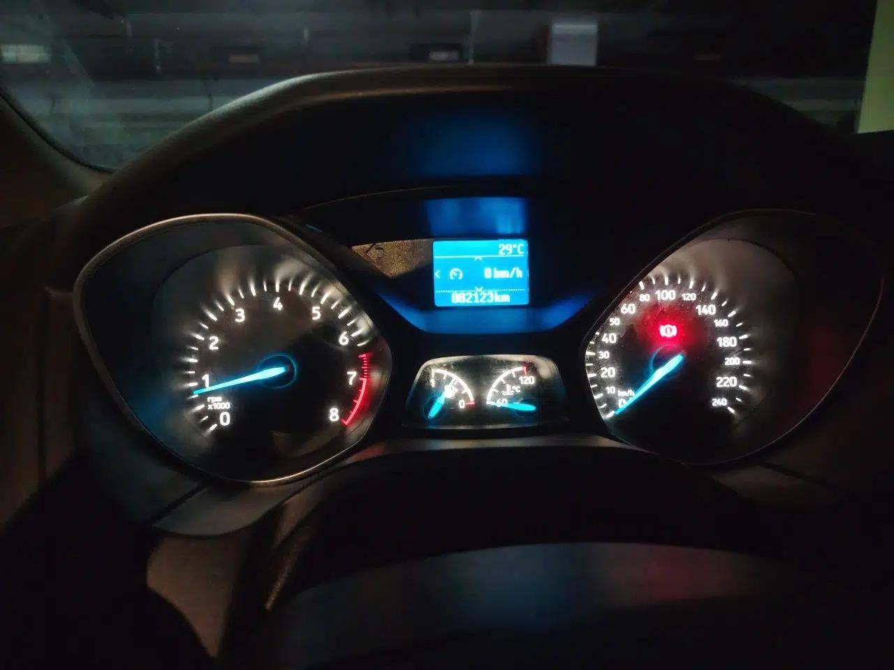 Ford Focus 2015 Hatchback 1.6L Manual Fashion Edition — миниатюра 12