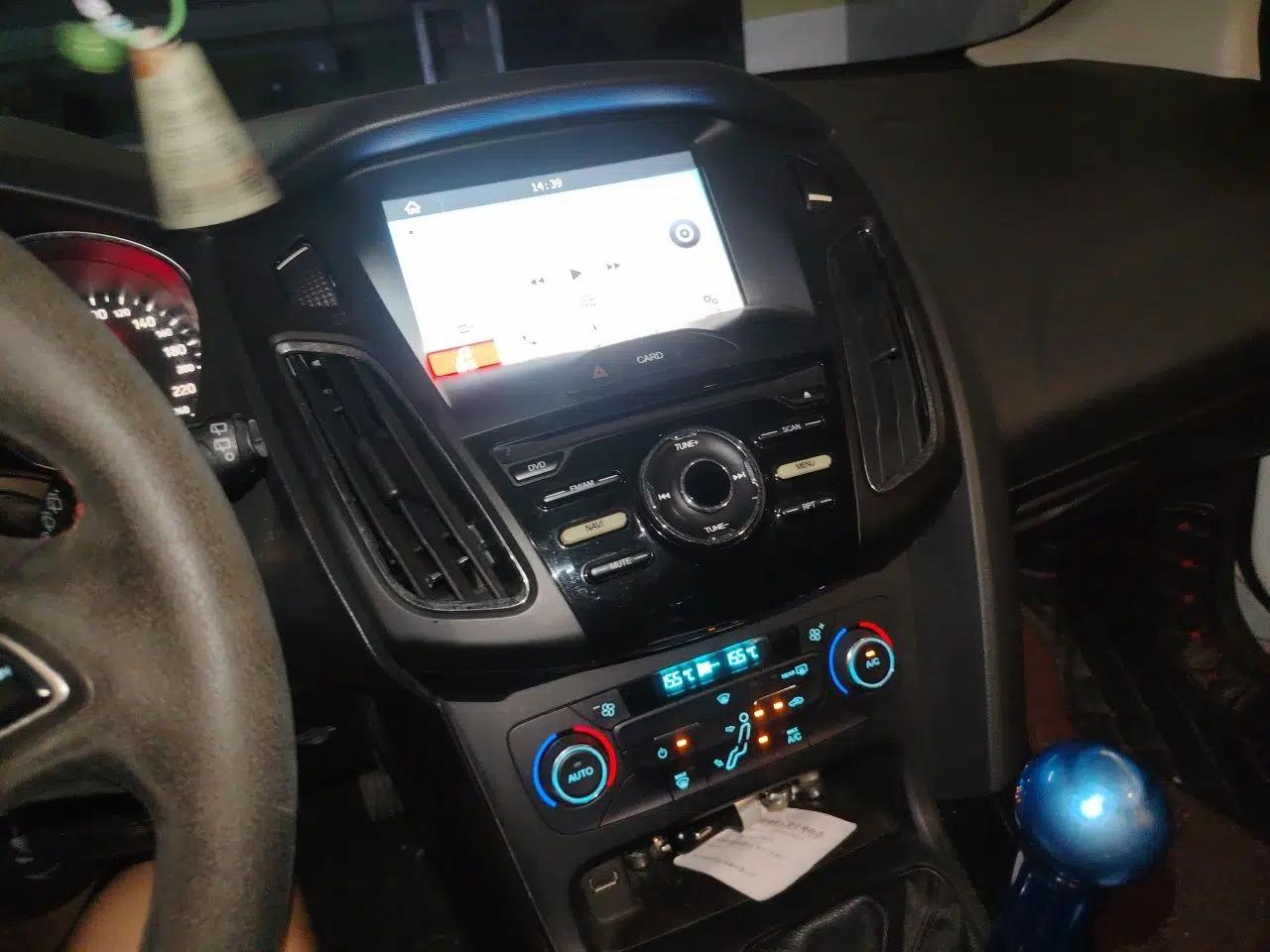 Ford Focus 2015 Hatchback 1.6L Manual Fashion Edition — миниатюра 13