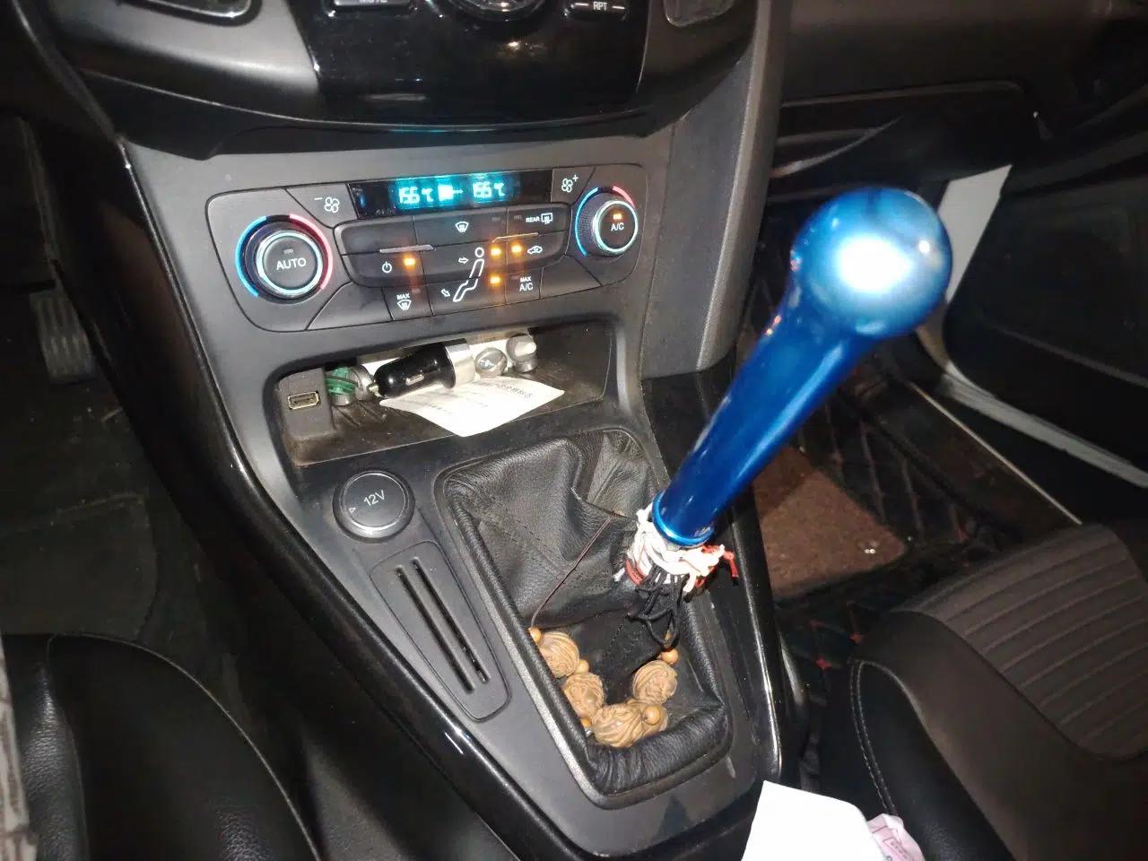 Ford Focus 2015 Hatchback 1.6L Manual Fashion Edition — миниатюра 14