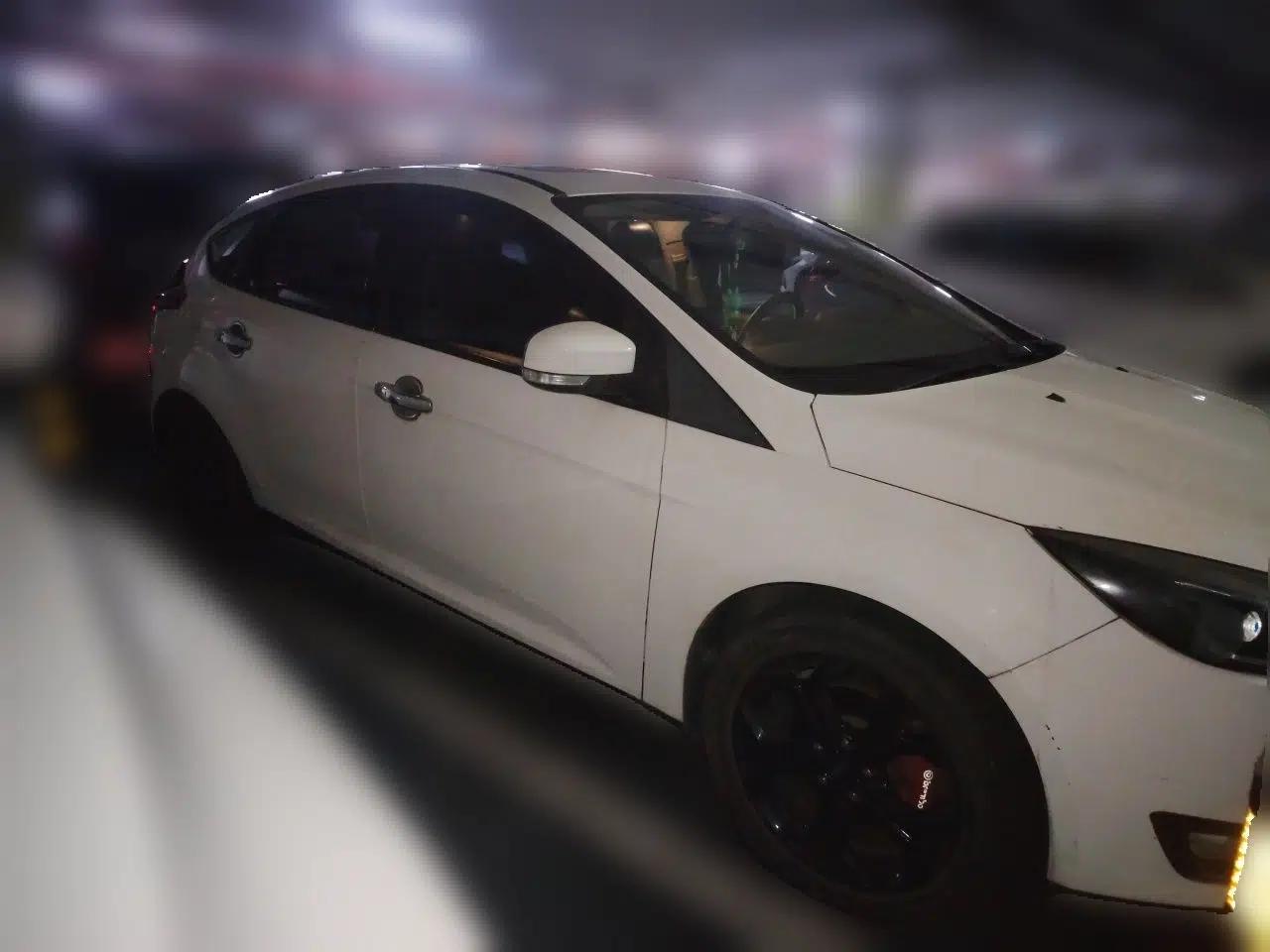Ford Focus 2015 Hatchback 1.6L Manual Fashion Edition — миниатюра 3