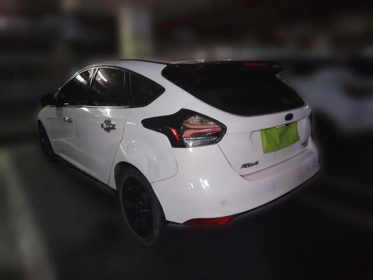 Ford Focus 2015 Hatchback 1.6L Manual Fashion Edition — миниатюра 4