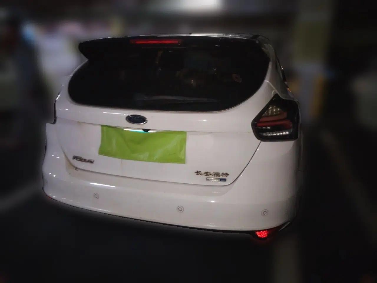 Ford Focus 2015 Hatchback 1.6L Manual Fashion Edition — миниатюра 5