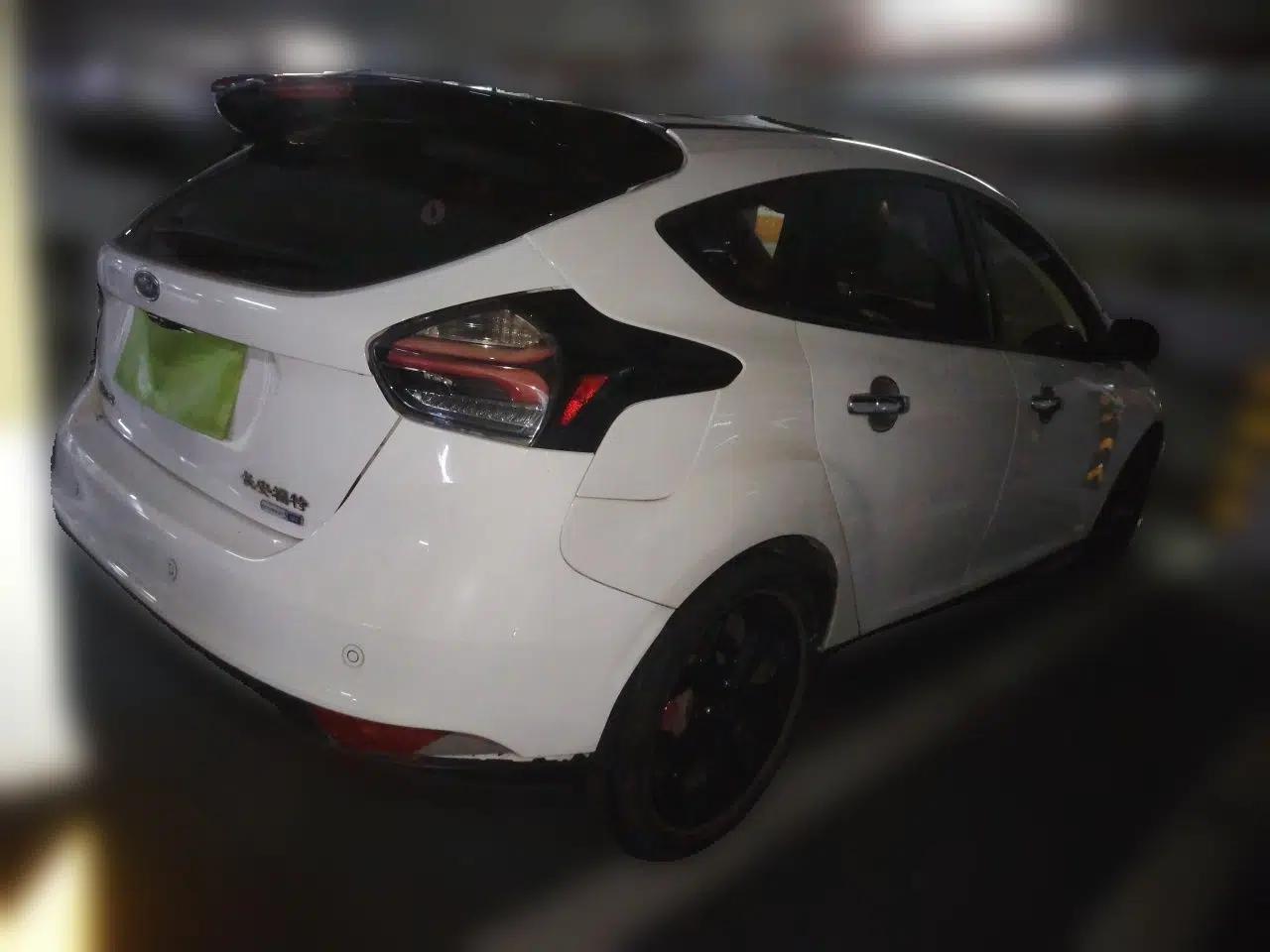 Ford Focus 2015 Hatchback 1.6L Manual Fashion Edition — миниатюра 6