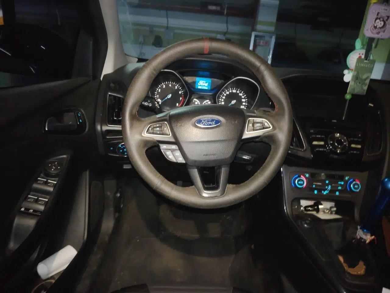 Ford Focus 2015 Hatchback 1.6L Manual Fashion Edition — миниатюра 10