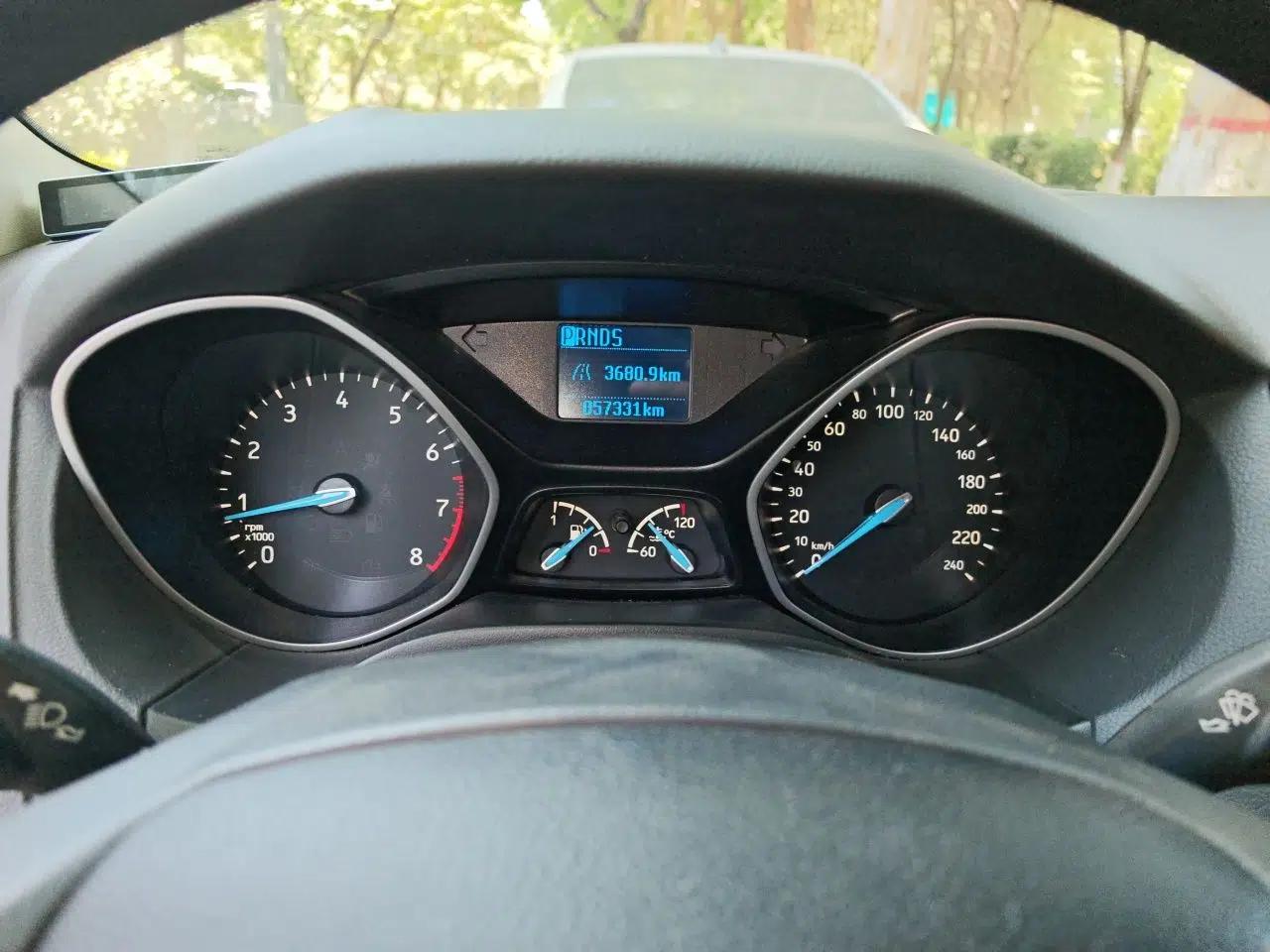Ford Focus 2015 Sedan 1.6L Automatic Comfort Model — миниатюра 11