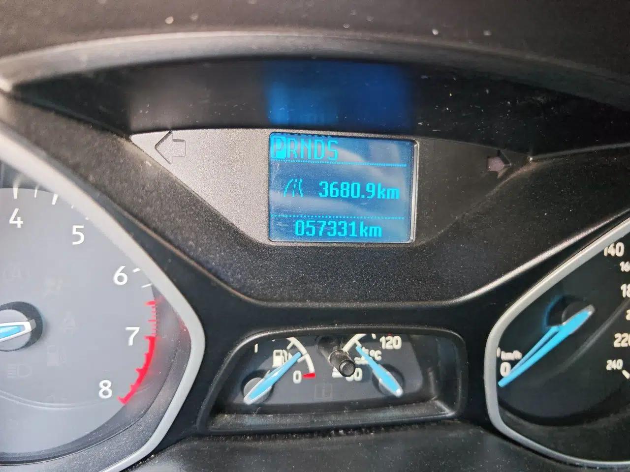 Ford Focus 2015 Sedan 1.6L Automatic Comfort Model — миниатюра 12