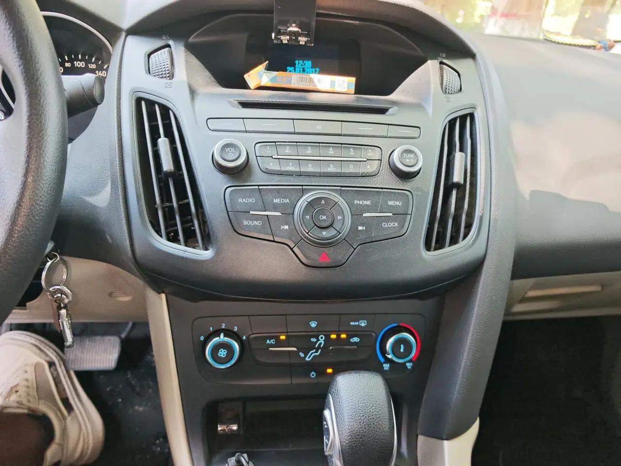 Ford Focus 2015 Sedan 1.6L Automatic Comfort Model — миниатюра 13