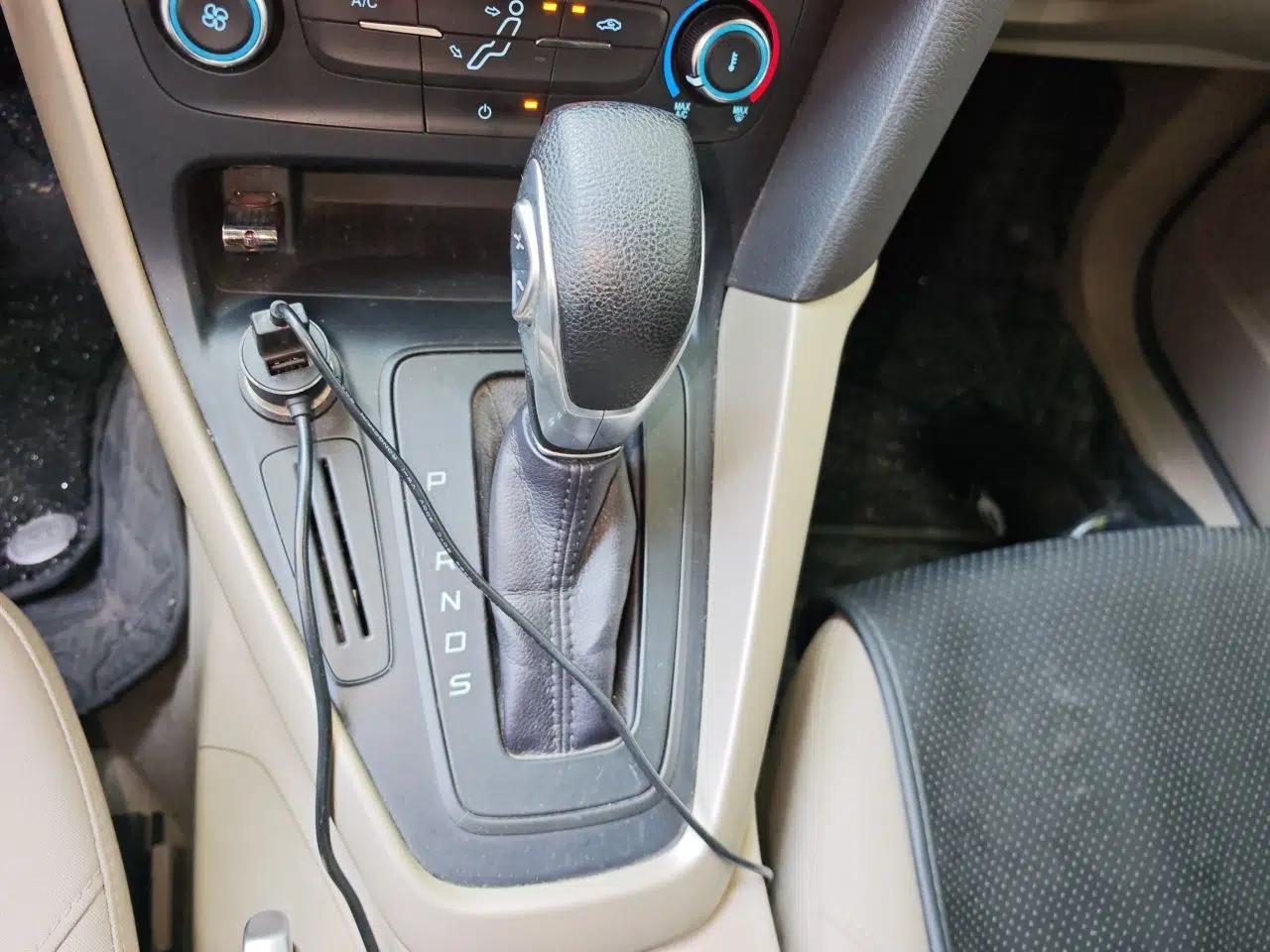 Ford Focus 2015 Sedan 1.6L Automatic Comfort Model — миниатюра 14