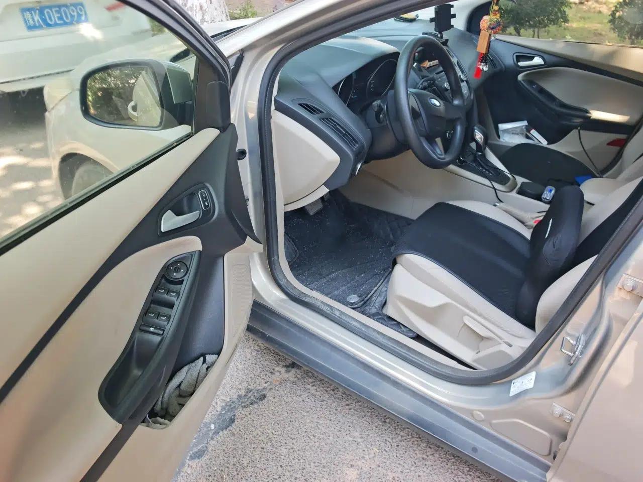 Ford Focus 2015 Sedan 1.6L Automatic Comfort Model — миниатюра 16