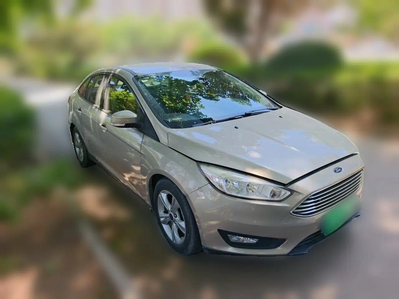Ford Focus 2015 Sedan 1.6L Automatic Comfort Model — миниатюра 3