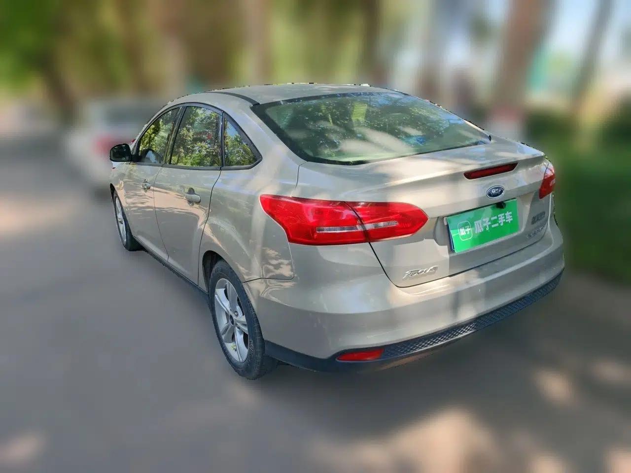 Ford Focus 2015 Sedan 1.6L Automatic Comfort Model — миниатюра 4