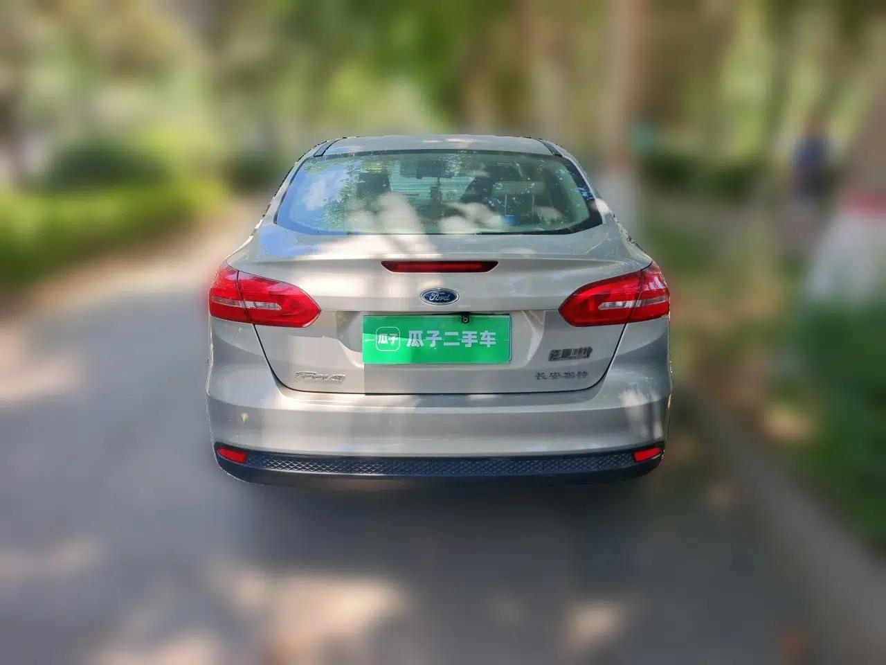 Ford Focus 2015 Sedan 1.6L Automatic Comfort Model — миниатюра 5