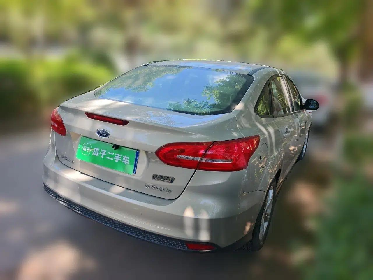 Ford Focus 2015 Sedan 1.6L Automatic Comfort Model — миниатюра 6
