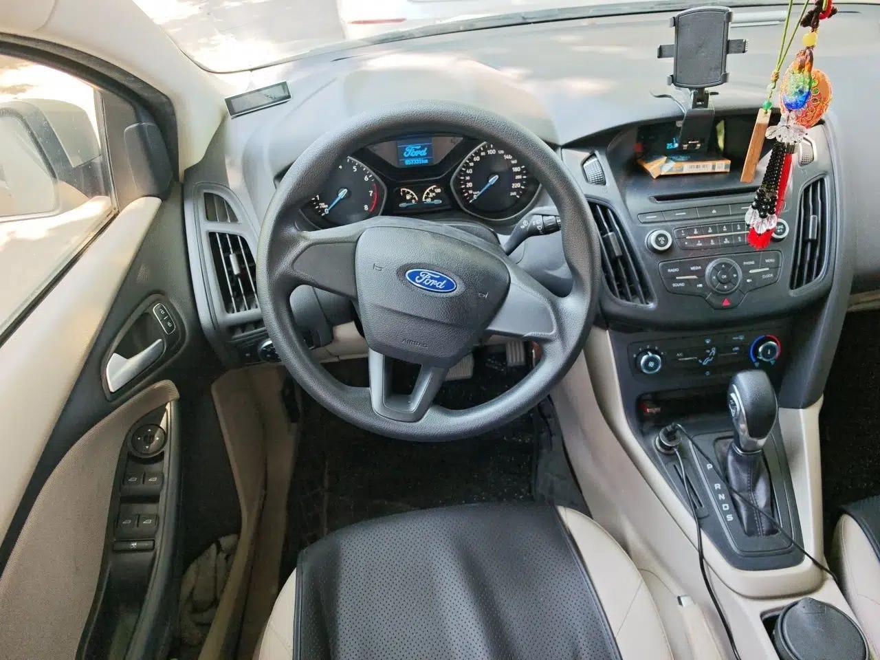 Ford Focus 2015 Sedan 1.6L Automatic Comfort Model — миниатюра 10