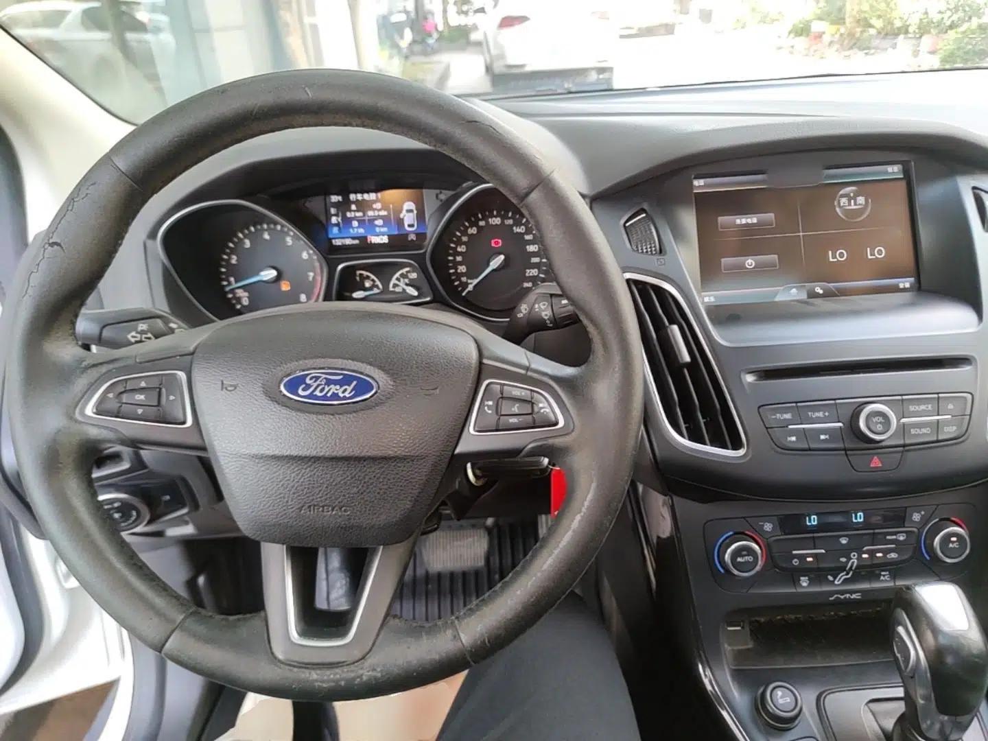 Ford Focus 2015 Sedan EcoBoost 180 Automatic Elite Model — миниатюра 17