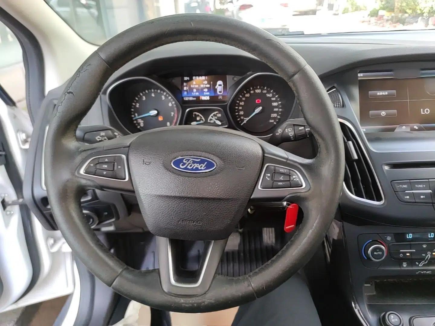 Ford Focus 2015 Sedan EcoBoost 180 Automatic Elite Model — миниатюра 18