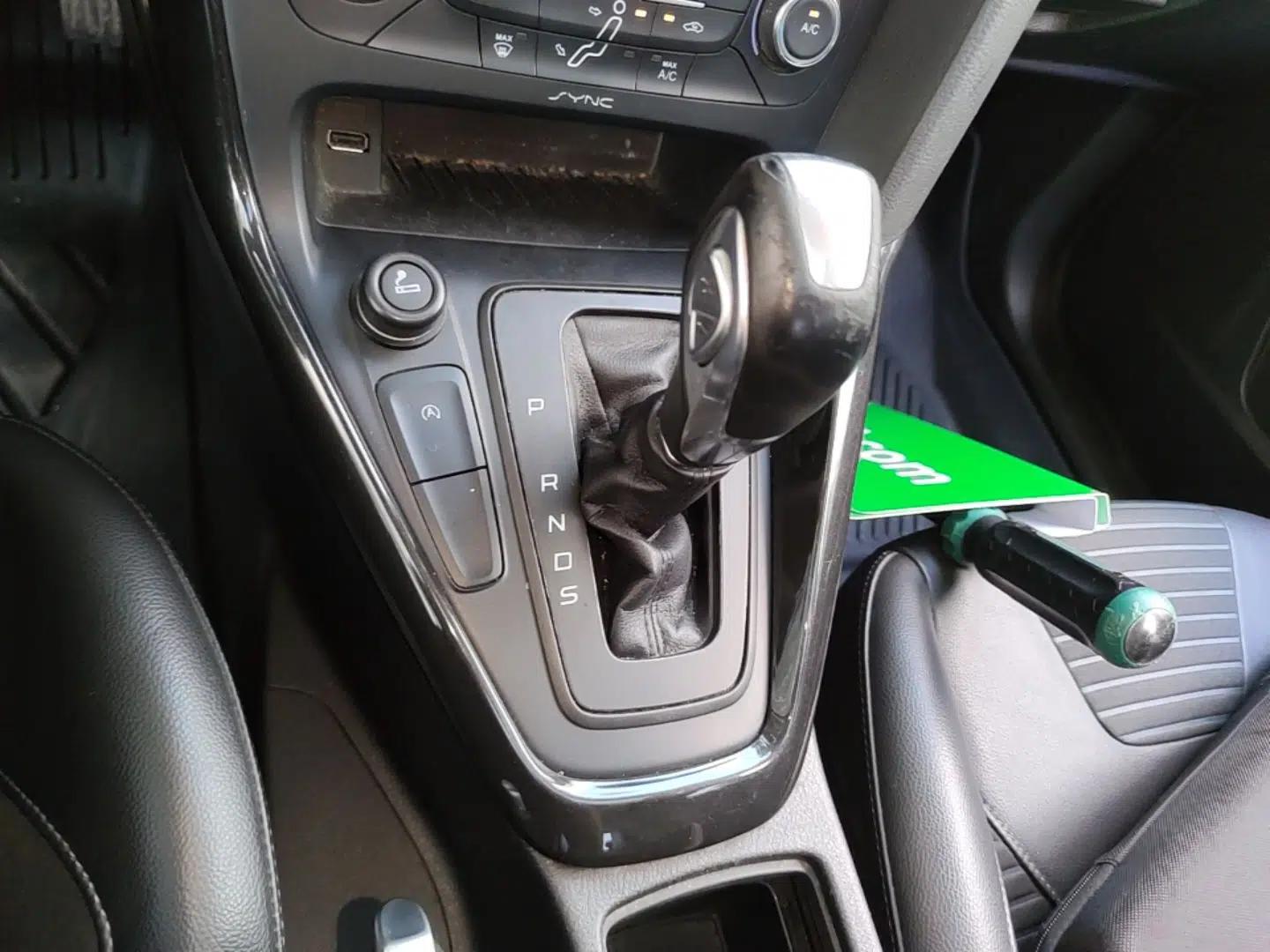 Ford Focus 2015 Sedan EcoBoost 180 Automatic Elite Model — миниатюра 21
