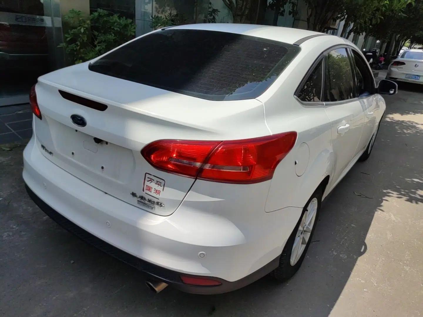 Ford Focus 2015 Sedan EcoBoost 180 Automatic Elite Model — миниатюра 6