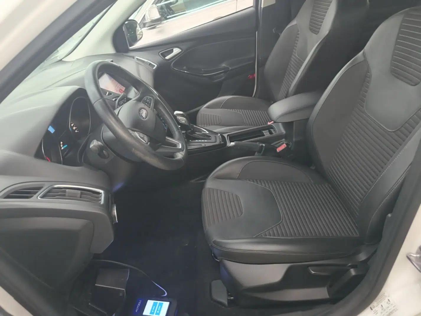 Ford Focus 2017 Sedan 1.6L Automatic Fashion Edition Smart Drive Version — миниатюра 17