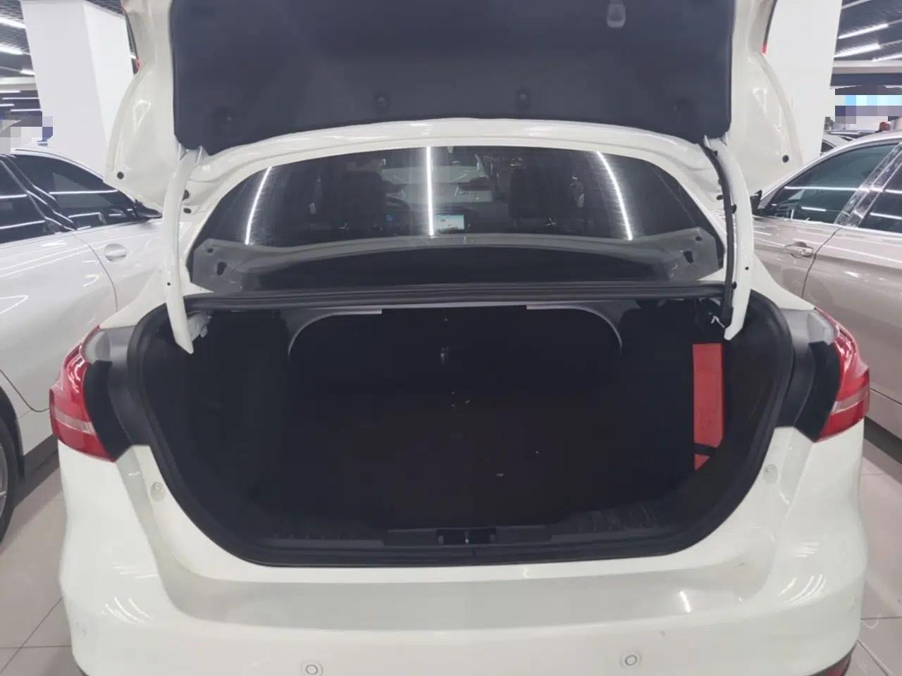 Ford Focus 2017 Sedan 1.6L Automatic Fashion Edition Smart Drive Version — миниатюра 22