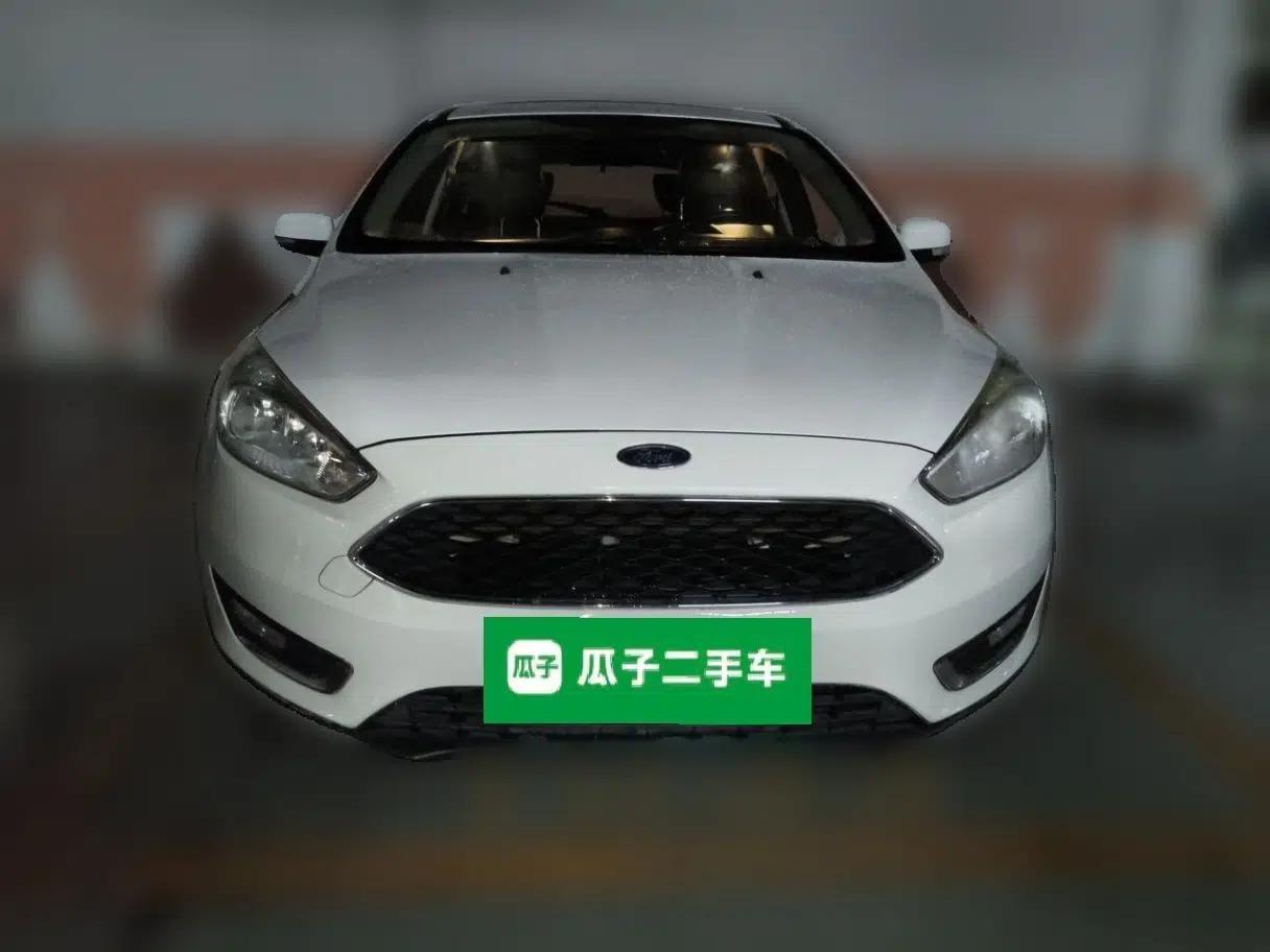 Ford Focus 2015 Hatchback 1.6L Automatic Fashion Edition — миниатюра 2