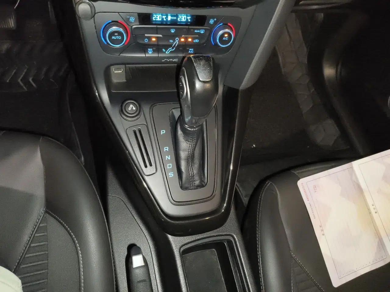 Ford Focus 2015 Hatchback 1.6L Automatic Fashion Edition — миниатюра 11