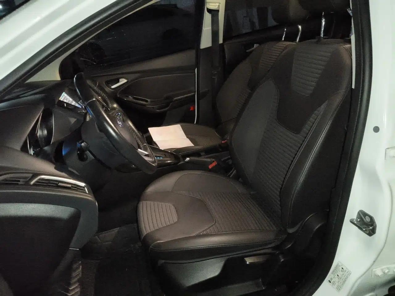 Ford Focus 2015 Hatchback 1.6L Automatic Fashion Edition — миниатюра 12