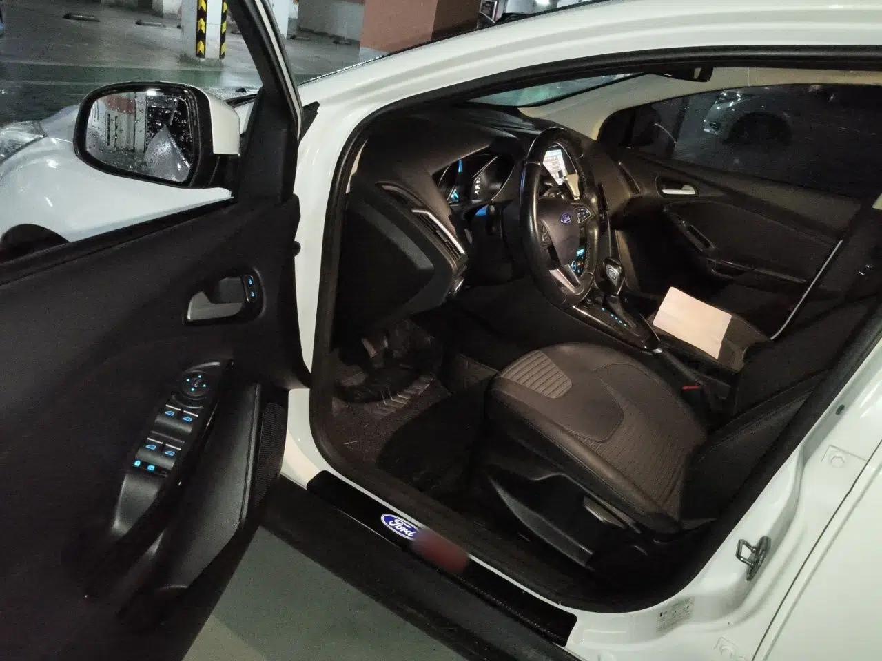 Ford Focus 2015 Hatchback 1.6L Automatic Fashion Edition — миниатюра 13