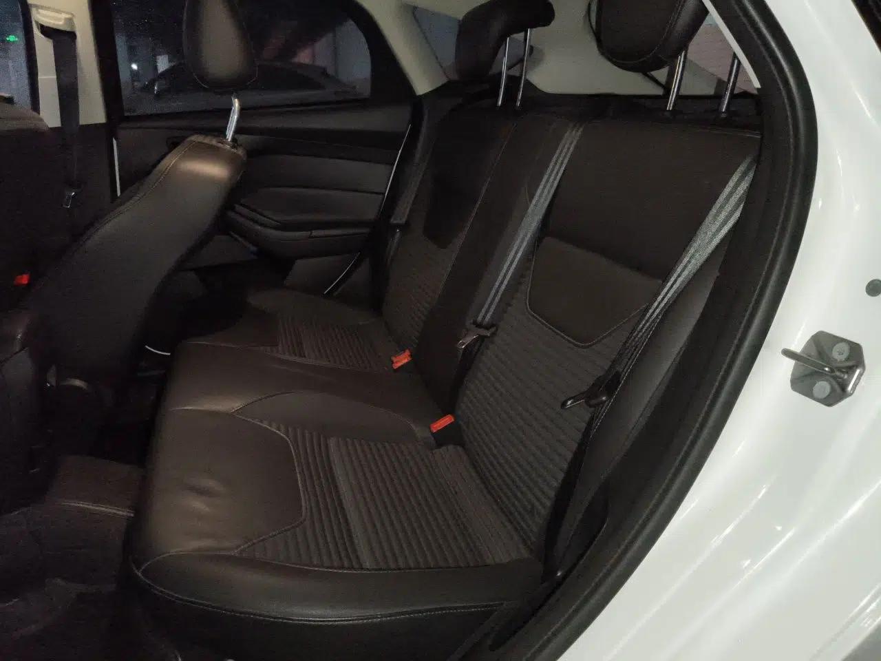 Ford Focus 2015 Hatchback 1.6L Automatic Fashion Edition — миниатюра 14