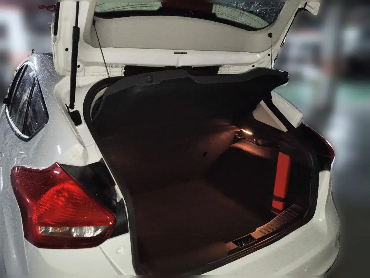 Ford Focus 2015 Hatchback 1.6L Automatic Fashion Edition — миниатюра 16