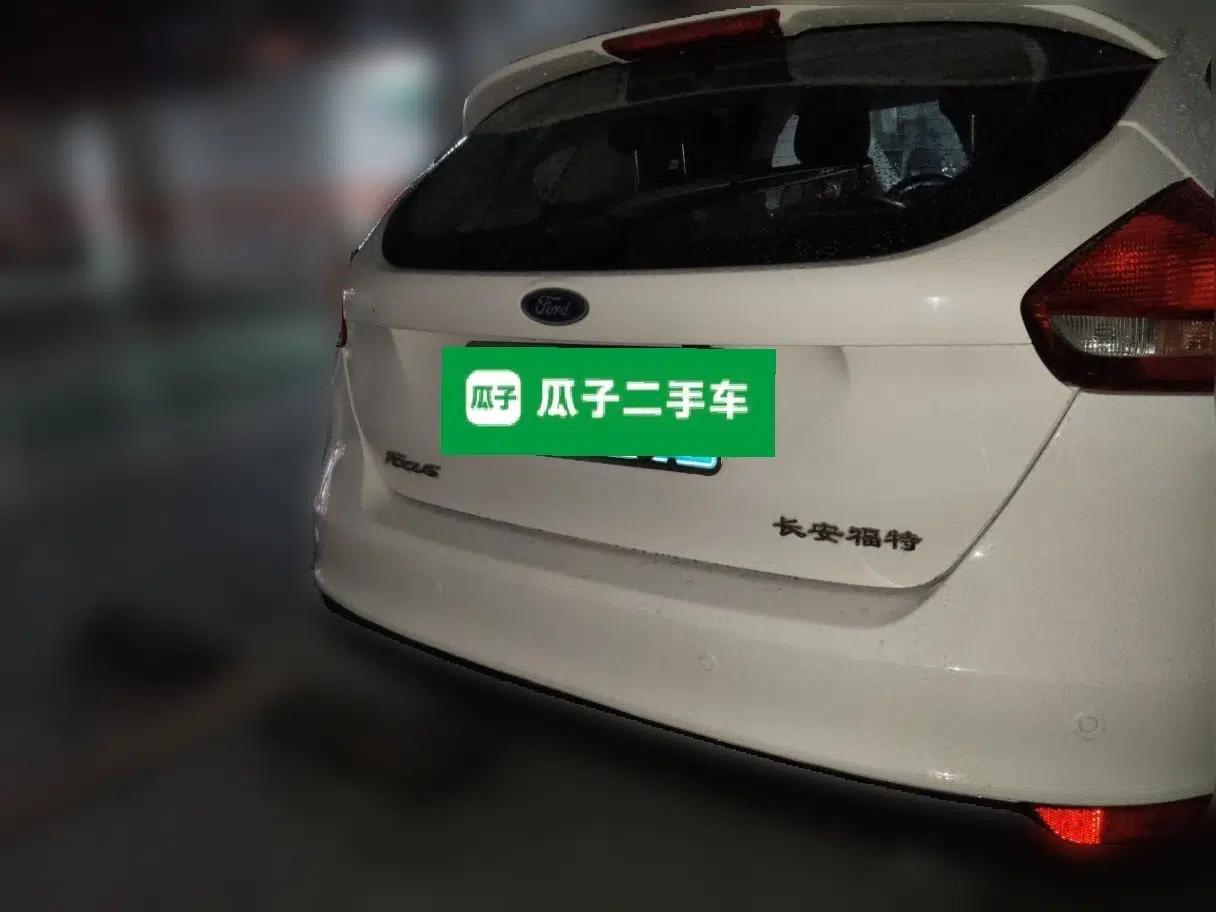 Ford Focus 2015 Hatchback 1.6L Automatic Fashion Edition — миниатюра 3