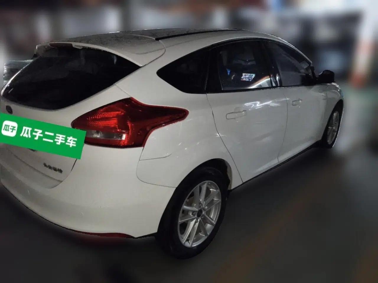 Ford Focus 2015 Hatchback 1.6L Automatic Fashion Edition — миниатюра 4