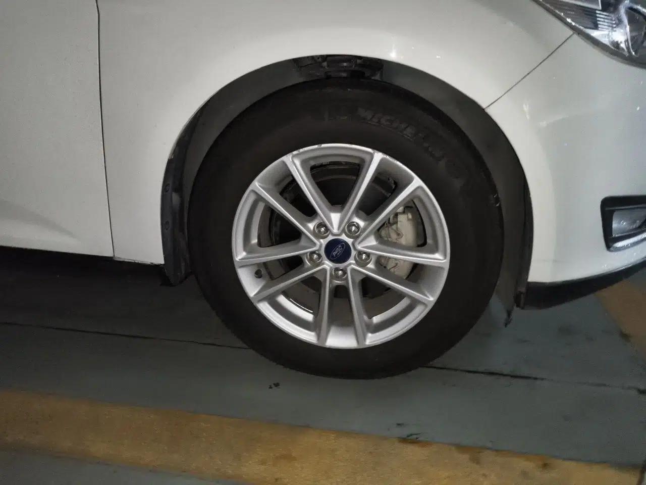 Ford Focus 2015 Hatchback 1.6L Automatic Fashion Edition — миниатюра 5