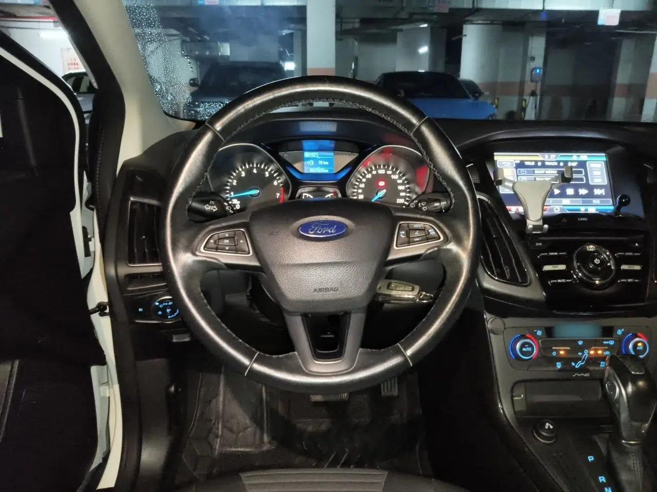 Ford Focus 2015 Hatchback 1.6L Automatic Fashion Edition — миниатюра 7