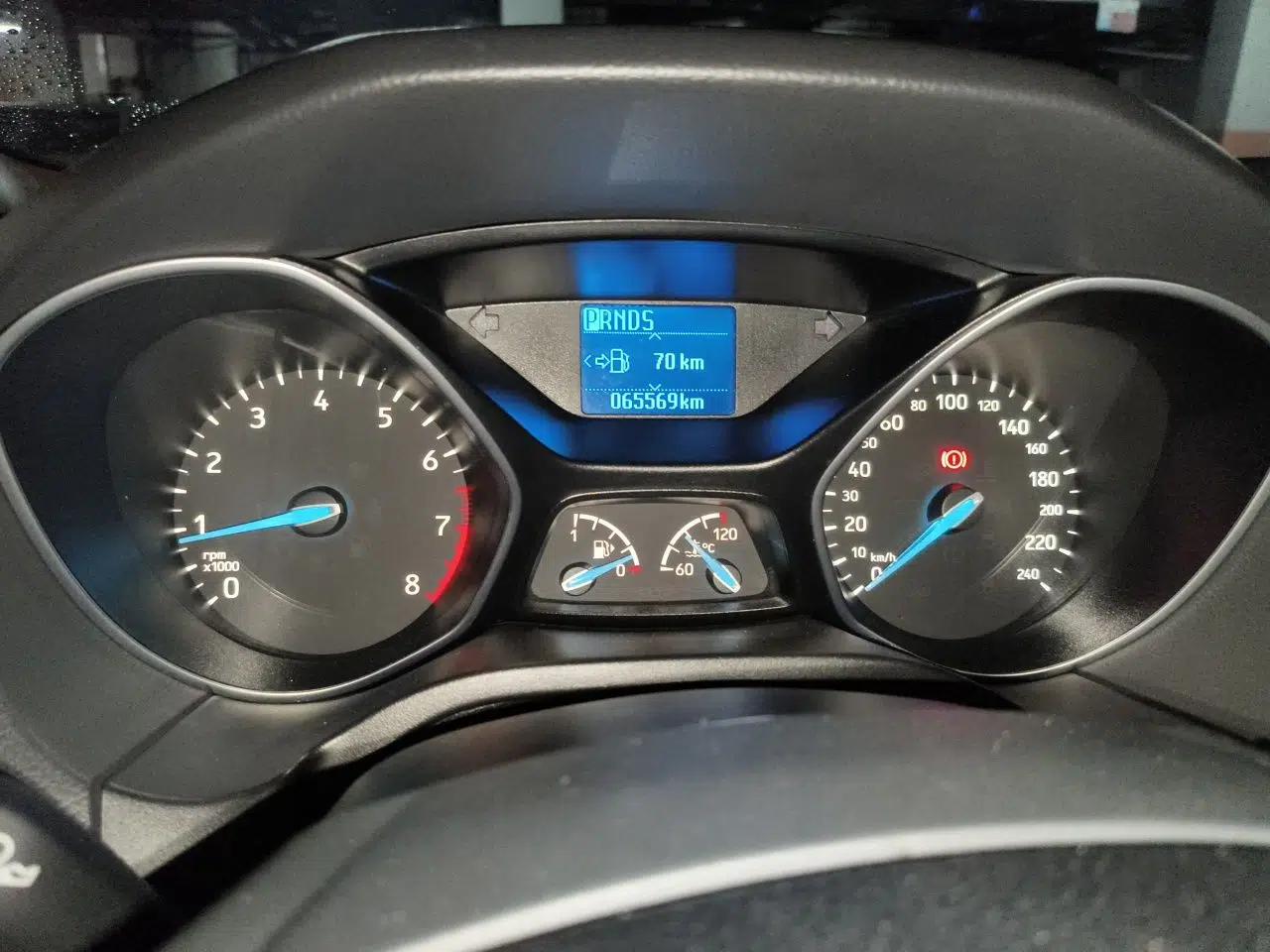 Ford Focus 2015 Hatchback 1.6L Automatic Fashion Edition — миниатюра 8