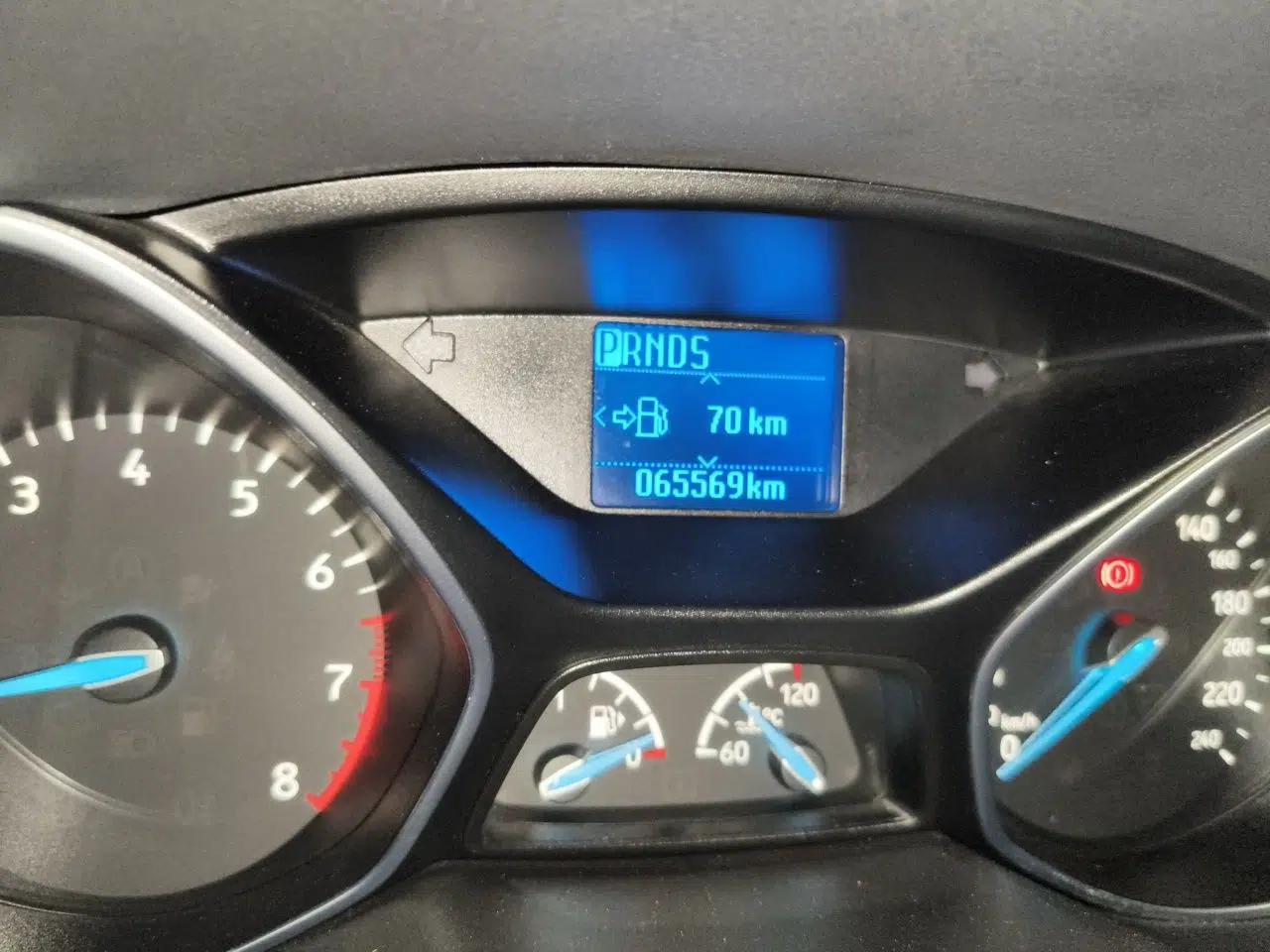 Ford Focus 2015 Hatchback 1.6L Automatic Fashion Edition — миниатюра 9