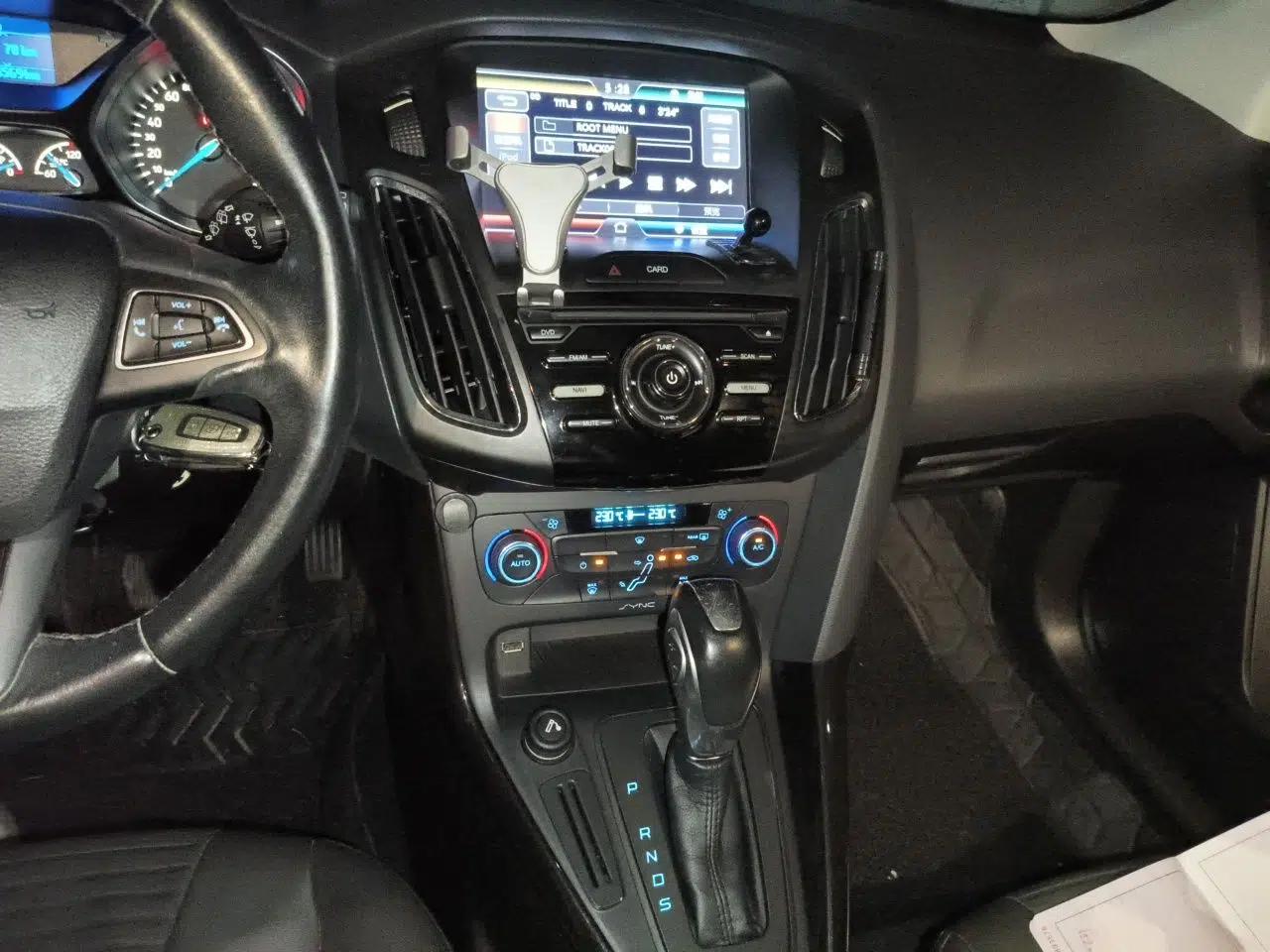 Ford Focus 2015 Hatchback 1.6L Automatic Fashion Edition — миниатюра 10