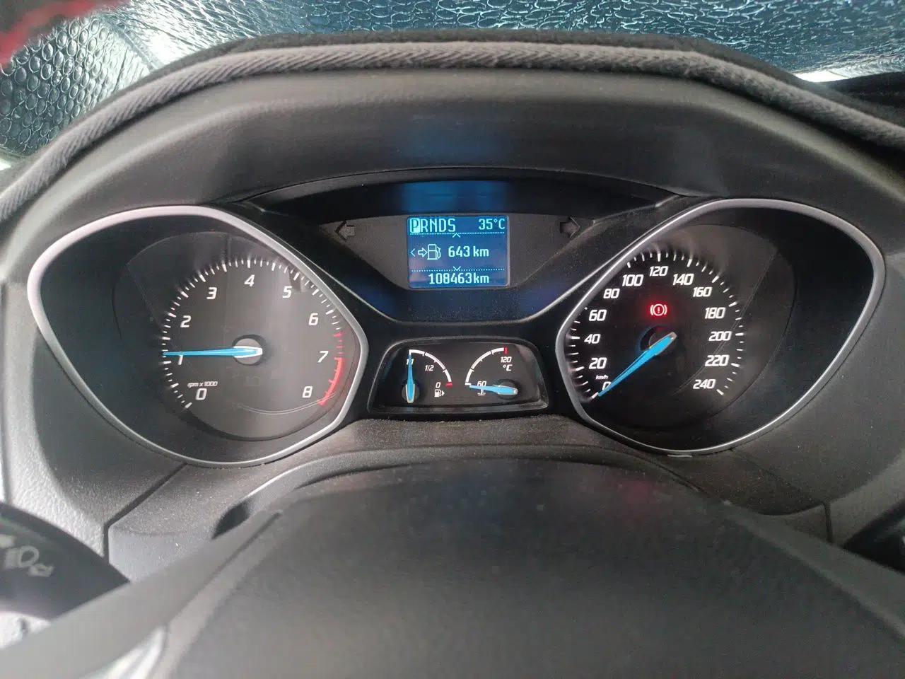 Ford Focus 2012 Hatchback 1.6L Automatic Fashion Edition — миниатюра 11