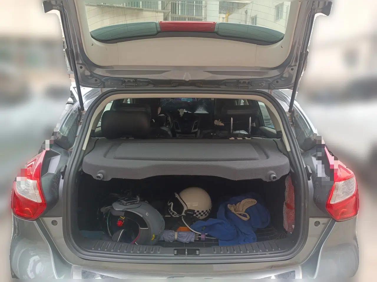 Ford Focus 2012 Hatchback 1.6L Automatic Fashion Edition — миниатюра 19
