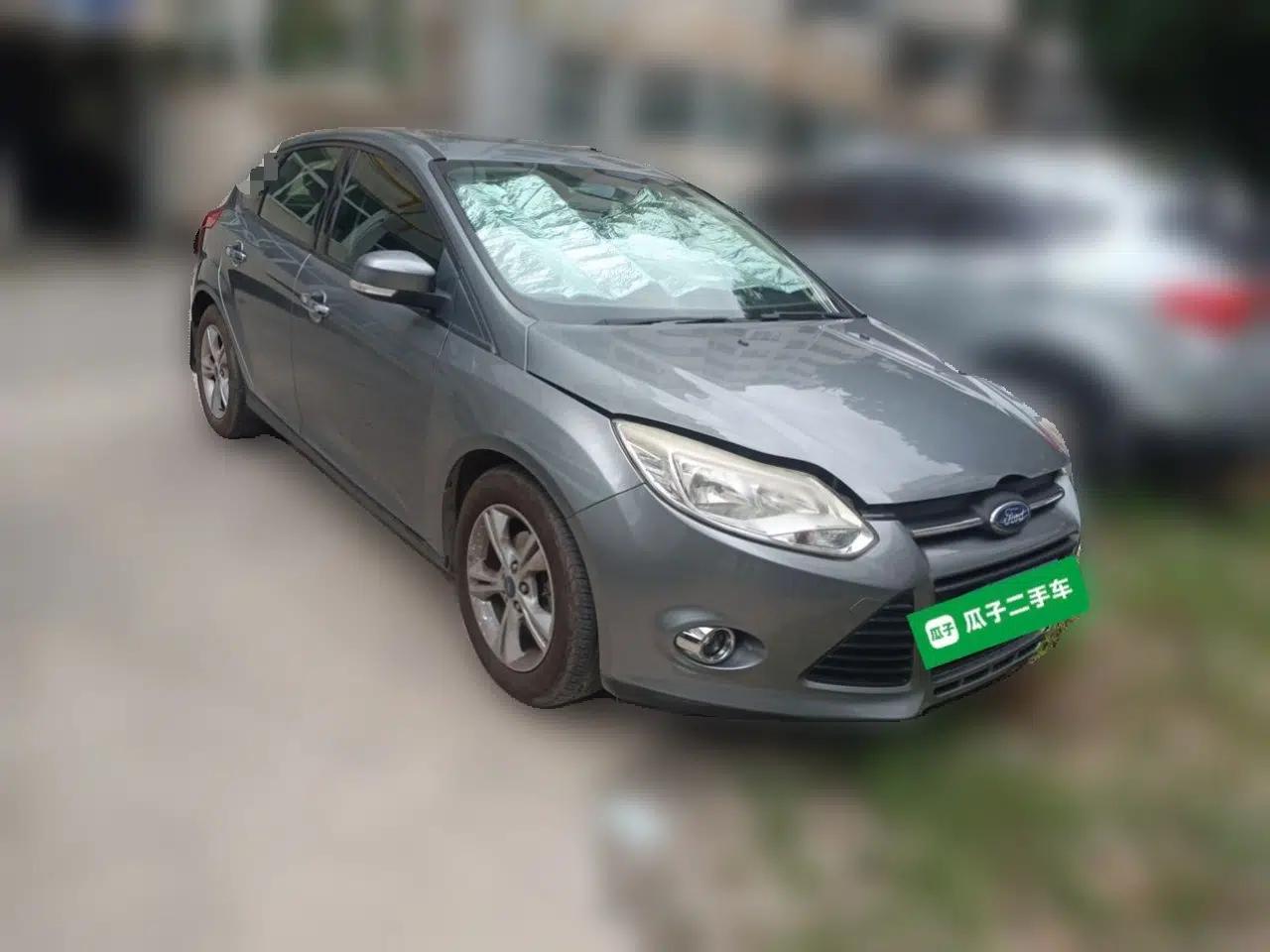Ford Focus 2012 Hatchback 1.6L Automatic Fashion Edition — миниатюра 3