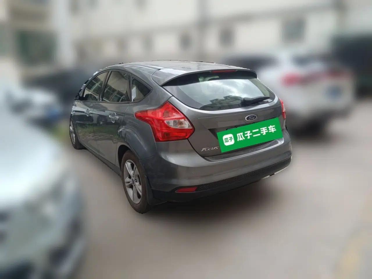 Ford Focus 2012 Hatchback 1.6L Automatic Fashion Edition — миниатюра 4